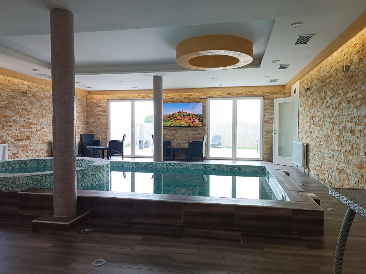V & V Villa Lalince ภายนอก รูปภาพ