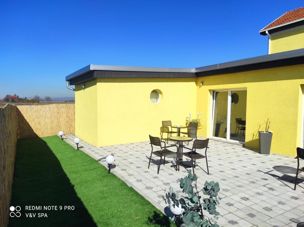 V & V Villa Lalince ภายนอก รูปภาพ