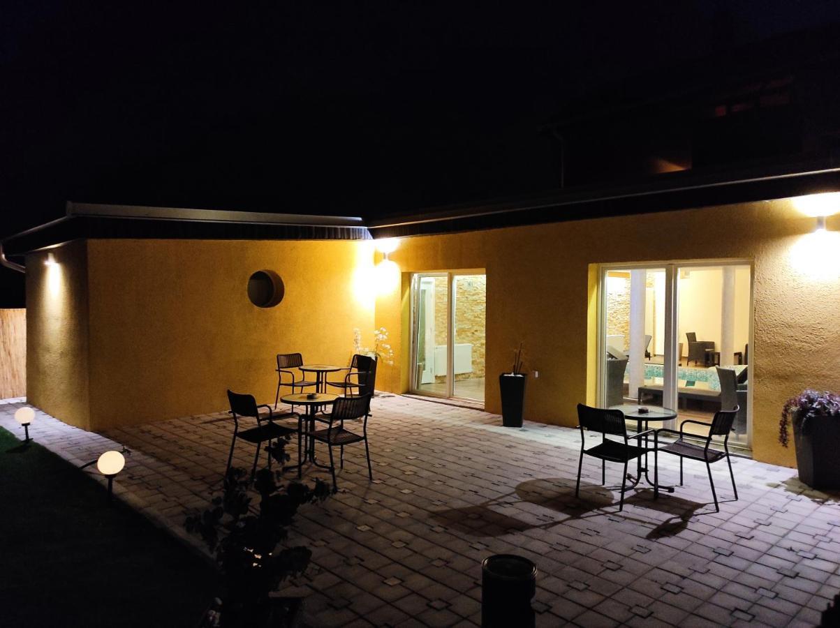 V & V Villa Lalince ภายนอก รูปภาพ